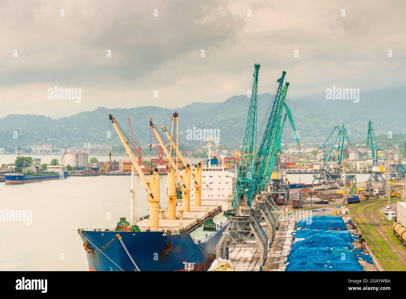 navi da carico e gru da carico nel porto di una grande città Foto Stock