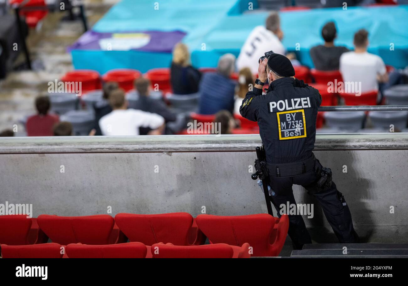 Polizei beobachtet den ungarischen Fanblock Deutschland - Ungarn München, 23.06.2021, Fussball, Saison 2020/21 Foto: Moritz Müller Copyright (nur Foto Stock