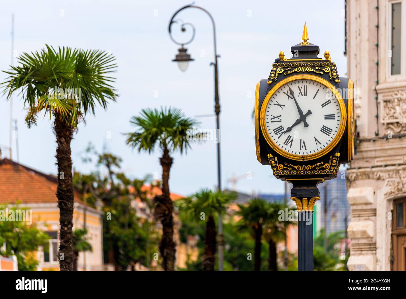 Old Street Clock in Europa. Elemento architettonico nella piazza principale di Batumi. Foto Stock
