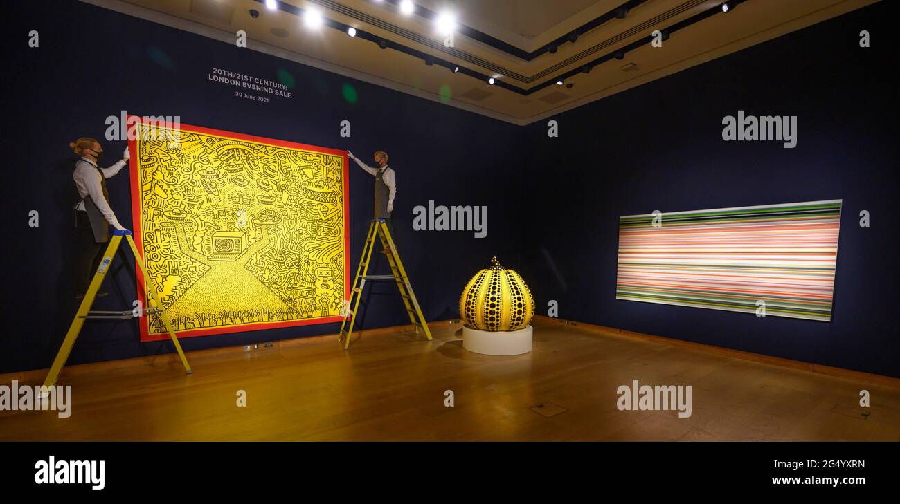 Christie’s, Londra, Regno Unito. 24 giugno 2021. Opere di Basquiat, Degas, Giacometti, Kusama, Picasso e Bridget Riley sono presenti nella vendita artistica del XX secolo, che si terrà il 30 giugno a Londra. Immagine: Senza titolo di Keith Haring, 1984, stima £3,900,000-4,500,000; (centro): Zucca di Yayoi Kusama, 2009, stima £1,200,000-1,800,000; (a destra): Striscia di Gerhard Richter, stima: £800,000-1,200,000. Credit: Malcolm Park/Alamy Live News. Foto Stock