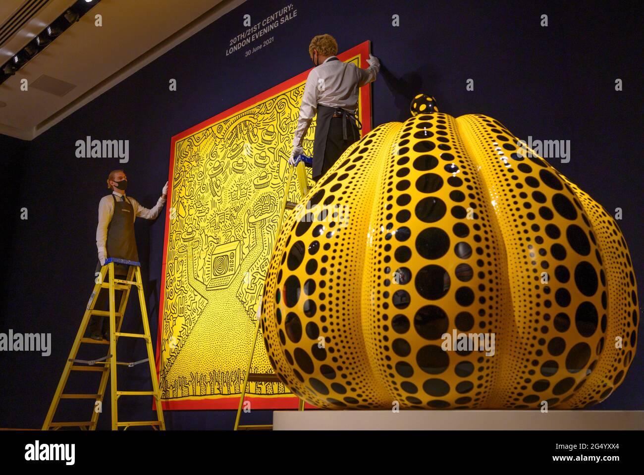Christie’s, Londra, Regno Unito. 24 giugno 2021. Opere di Basquiat, Degas, Giacometti, Kusama, Picasso e Bridget Riley sono presenti nella vendita artistica del XX secolo, che si terrà il 30 giugno a Londra. Image: Untitled by Keith Haring, 1984, estimate £3,900,000-4,500,000; (right): Zucca di Yayoi Kusama, 2009, estimate £1,200,000-1,800,000. Credit: Malcolm Park/Alamy Live News. Foto Stock