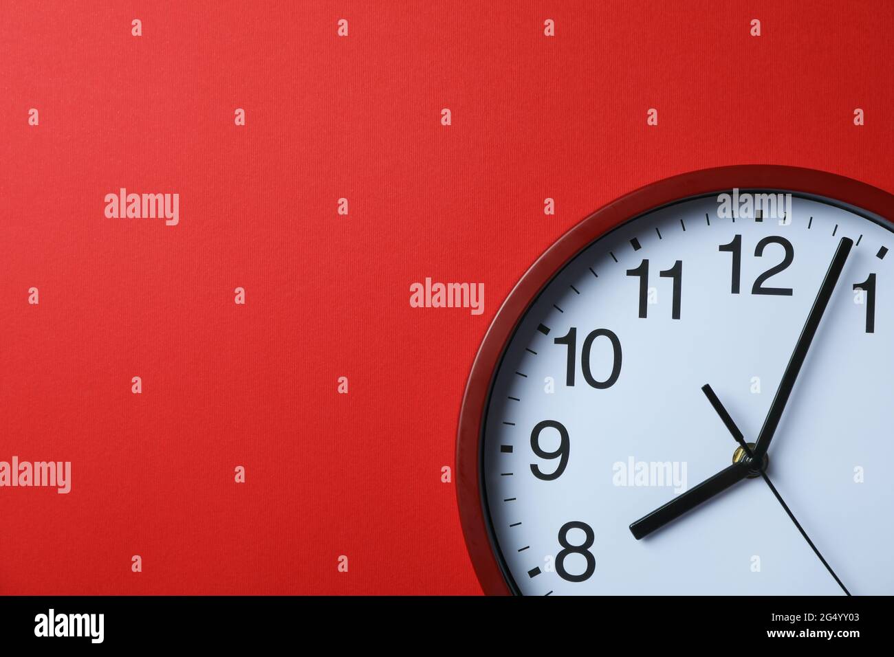 Orologio rosso standard su sfondo rosso Foto Stock