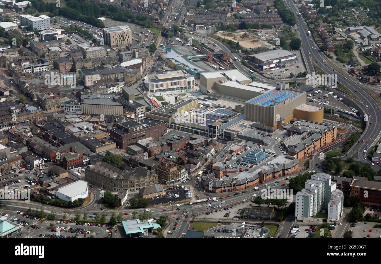 Immagine aerea del centro di Barnsley dal sud-ovest guardando verso l'Alhambra Shopping Centre & Transport Interchange Foto Stock
