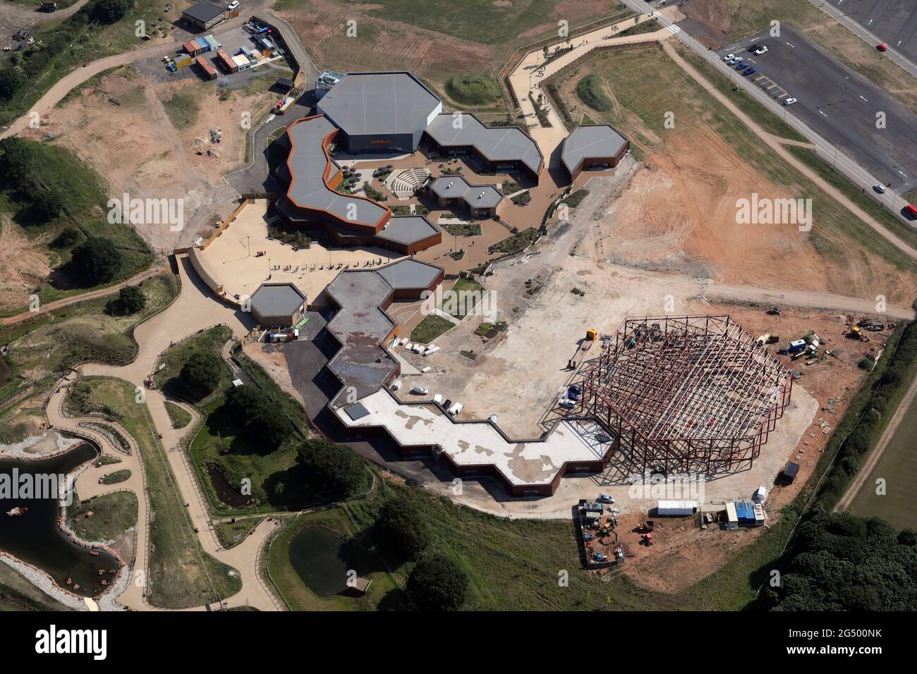 Vista aerea di edifici esagonali in costruzione vicino Branton, se di Doncaster, South Yorkshire Foto Stock