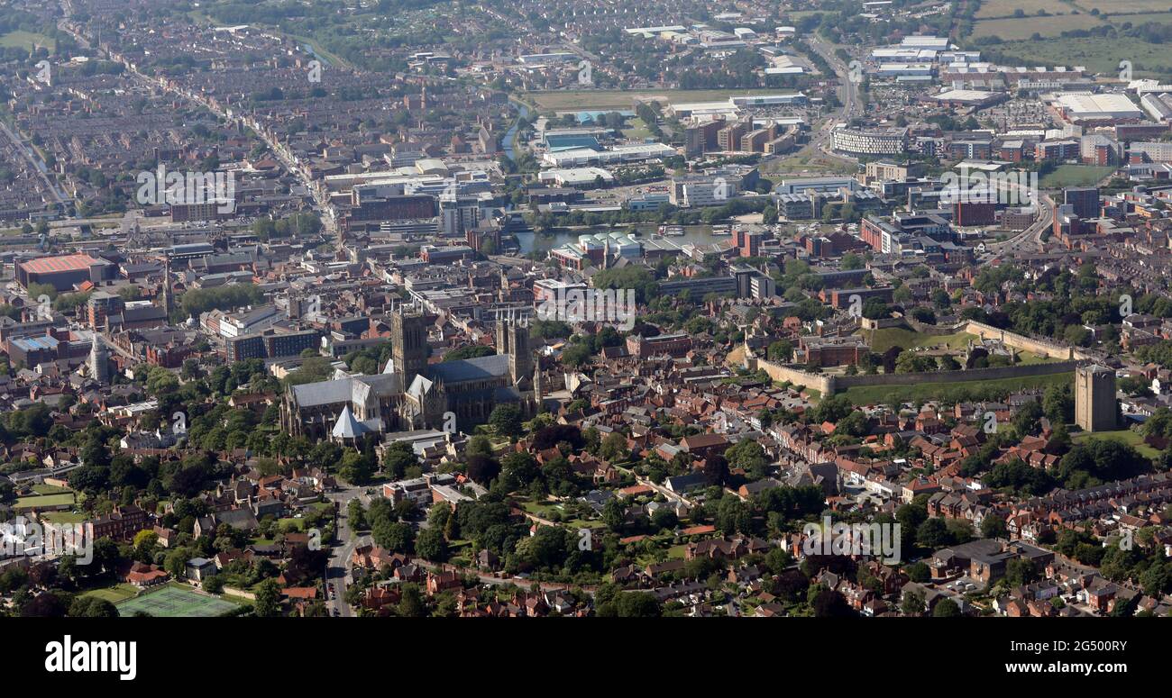 Vista aerea dello skyline del centro citta' di Lincoln dal Nord Est guardando attraverso la Cattedrale e il Castello verso il centro citta' Foto Stock