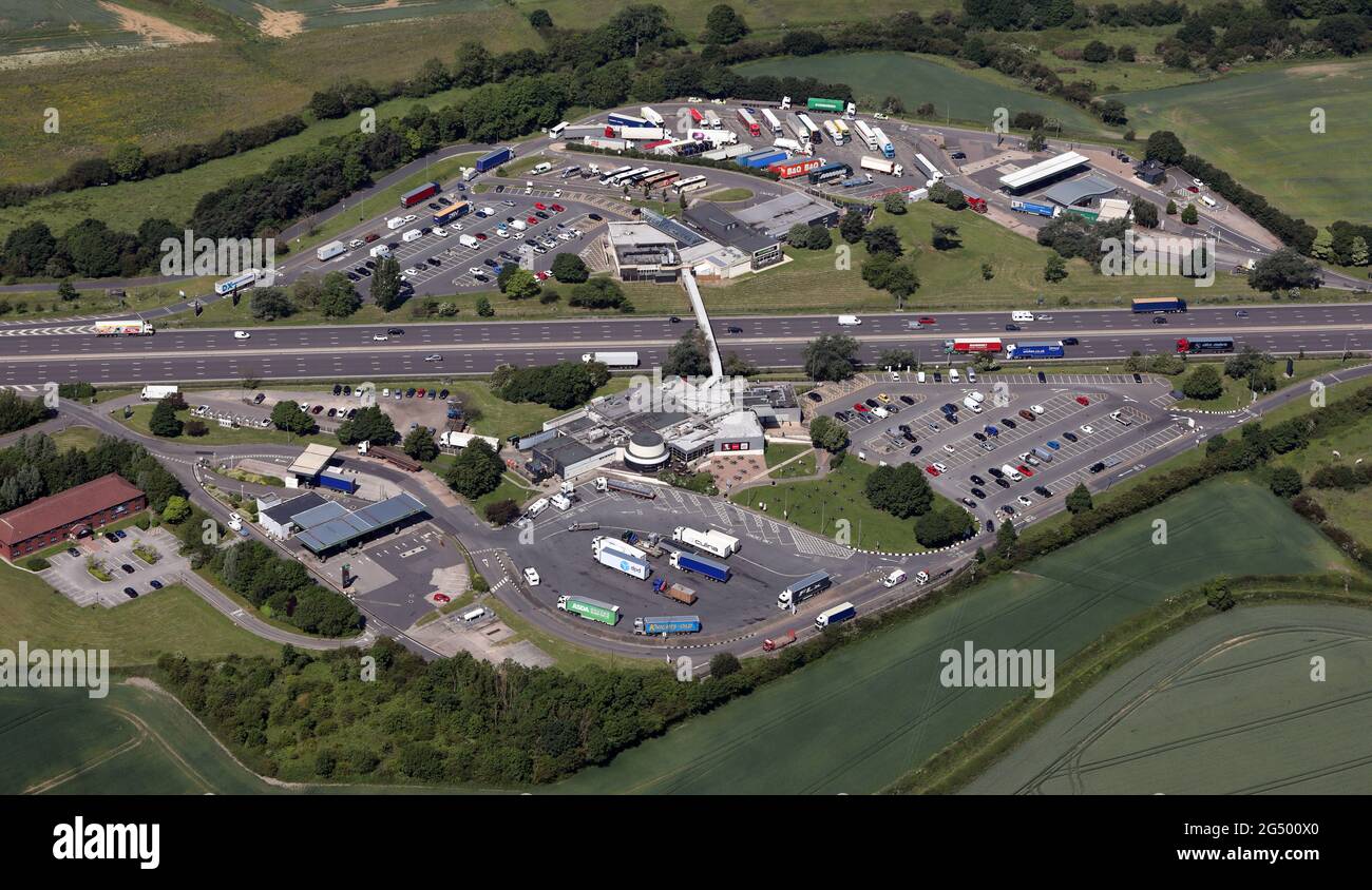 Vista aerea di Woodall Services sull'autostrada M1 vicino a Sheffield (i servizi verso sud in primo piano qui) Foto Stock