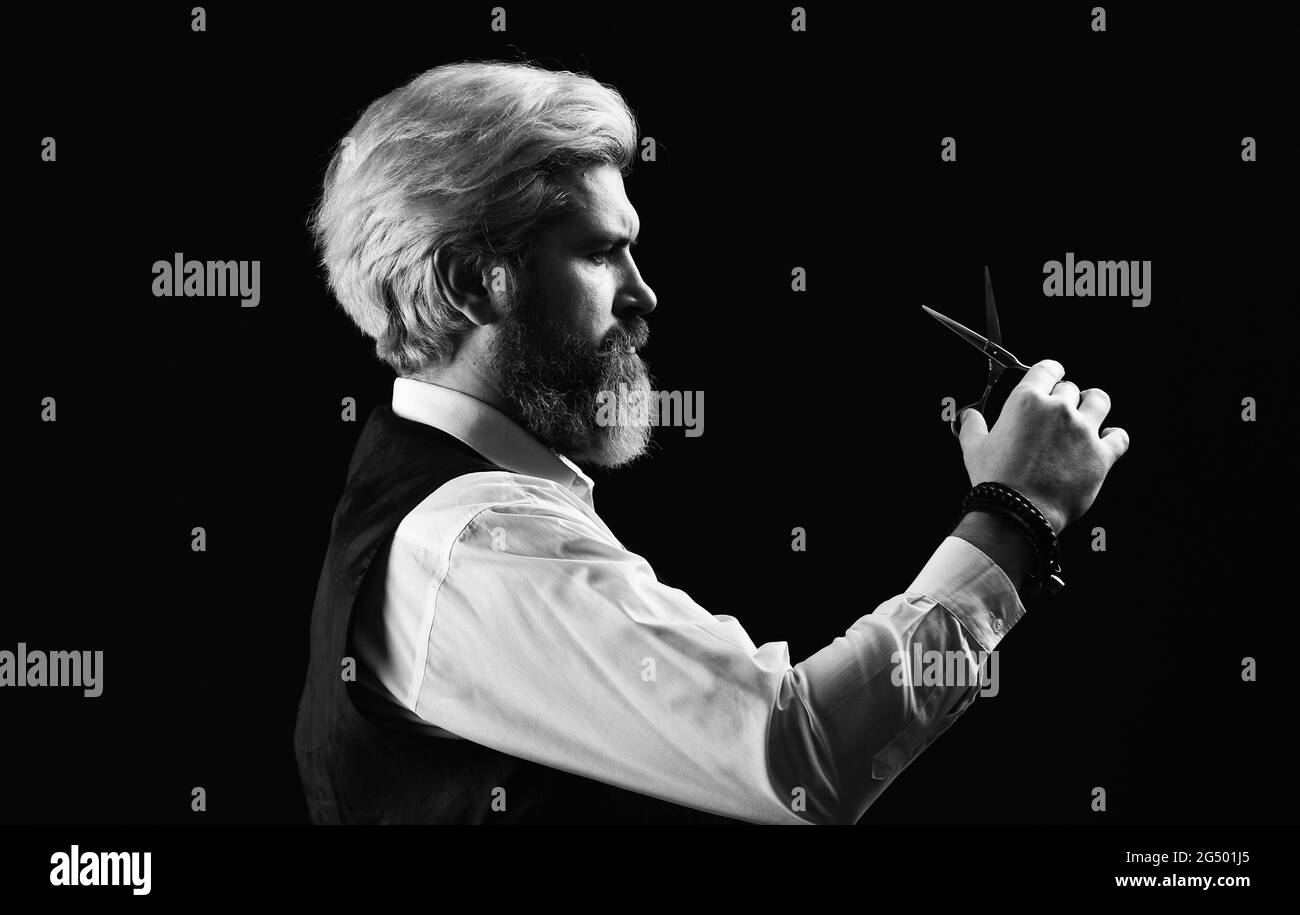 Mantenetevi curati tutto l'anno. Hipster Barbiere. Uomo in stile vintage con barba e baffi. Barbiere. Uomo maturo con capelli tinti Foto Stock