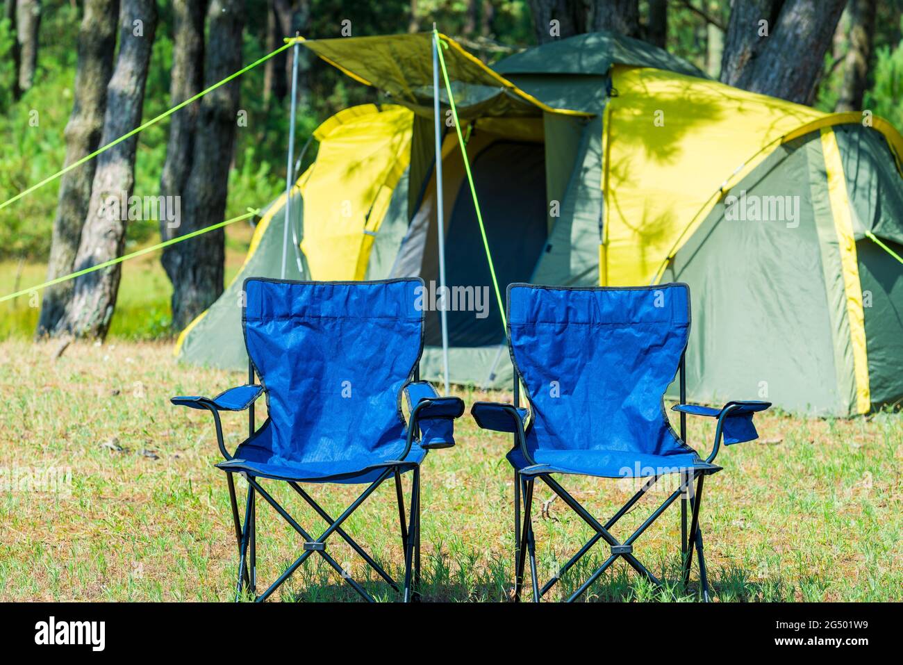 Vacanza in natura in sedie da campeggio e tenda Foto Stock