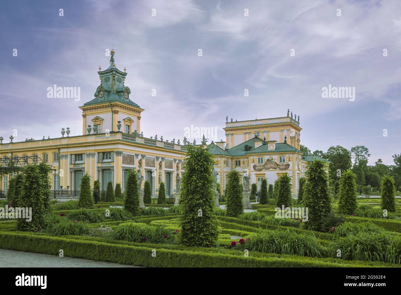 Splendidi e curati giardini al castello reale. Antico castello e parco reale vicino al castello Foto Stock