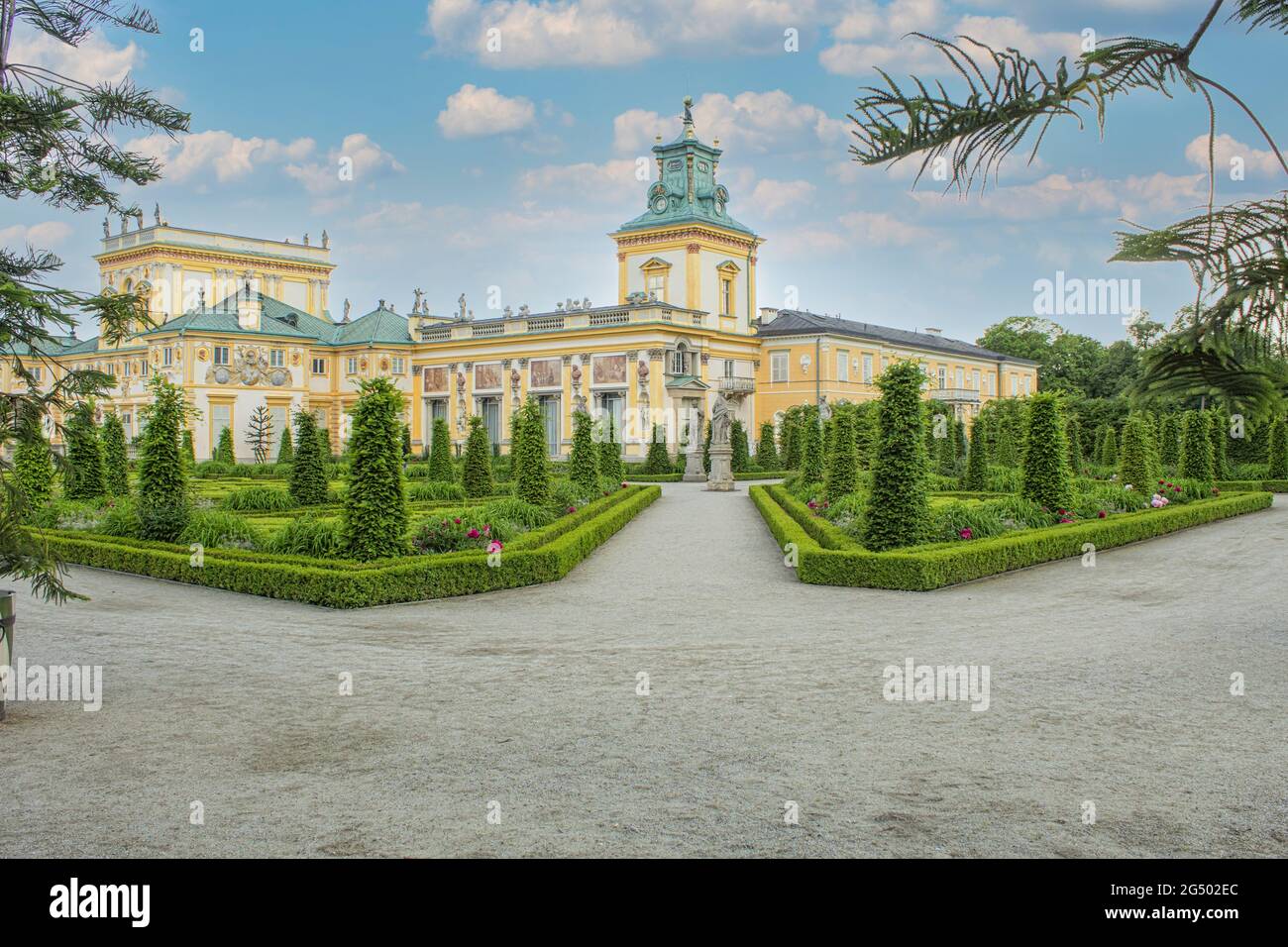 Splendidi e curati giardini al castello reale. Antico castello e parco reale vicino al castello Foto Stock