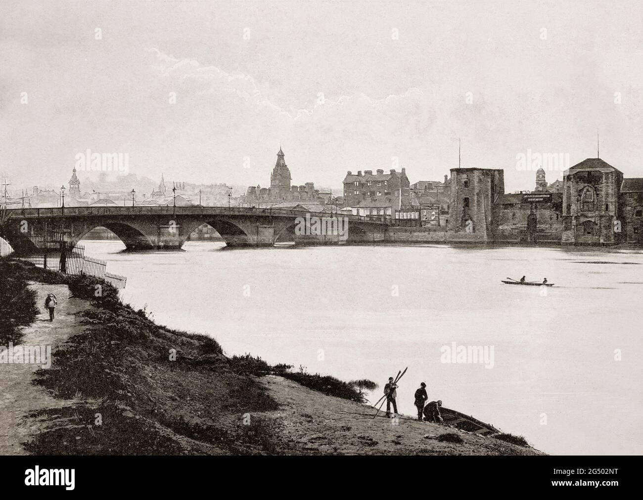 Una vista del tardo 19 ° secolo del ponte sul fiume Usk e il Castello di Newport a Newport, Galles. Fu costruito nel XIV secolo, probabilmente da Hugh de Audley, i conte di Gloucester o suo genero, Ralph, conte di Stafford, con lo scopo di gestire l'attraversamento del fiume. Nel 1402 fu saccheggiata da Owain Glyndŵr e fu in disriparazione nel 1522 fino a quando fu presa dalle forze di Oliver Cromwell durante la Guerra civile. Foto Stock