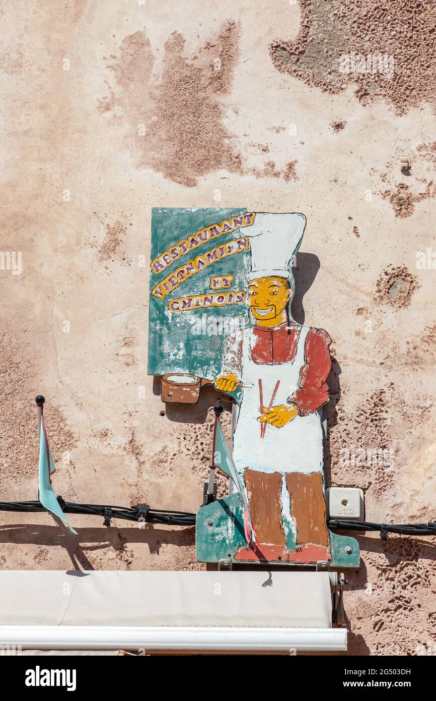 Cartello per un ristorante vietnamita; pittura ingenua. Bonifacio. Corsica, Francia Foto Stock