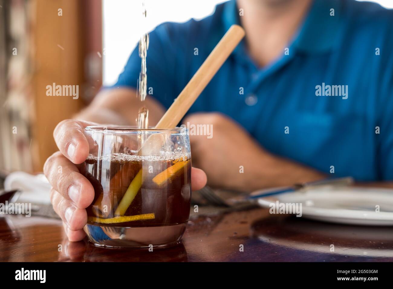 Cannucce di bambù rinnovabili a emissioni zero nelle bevande Foto Stock