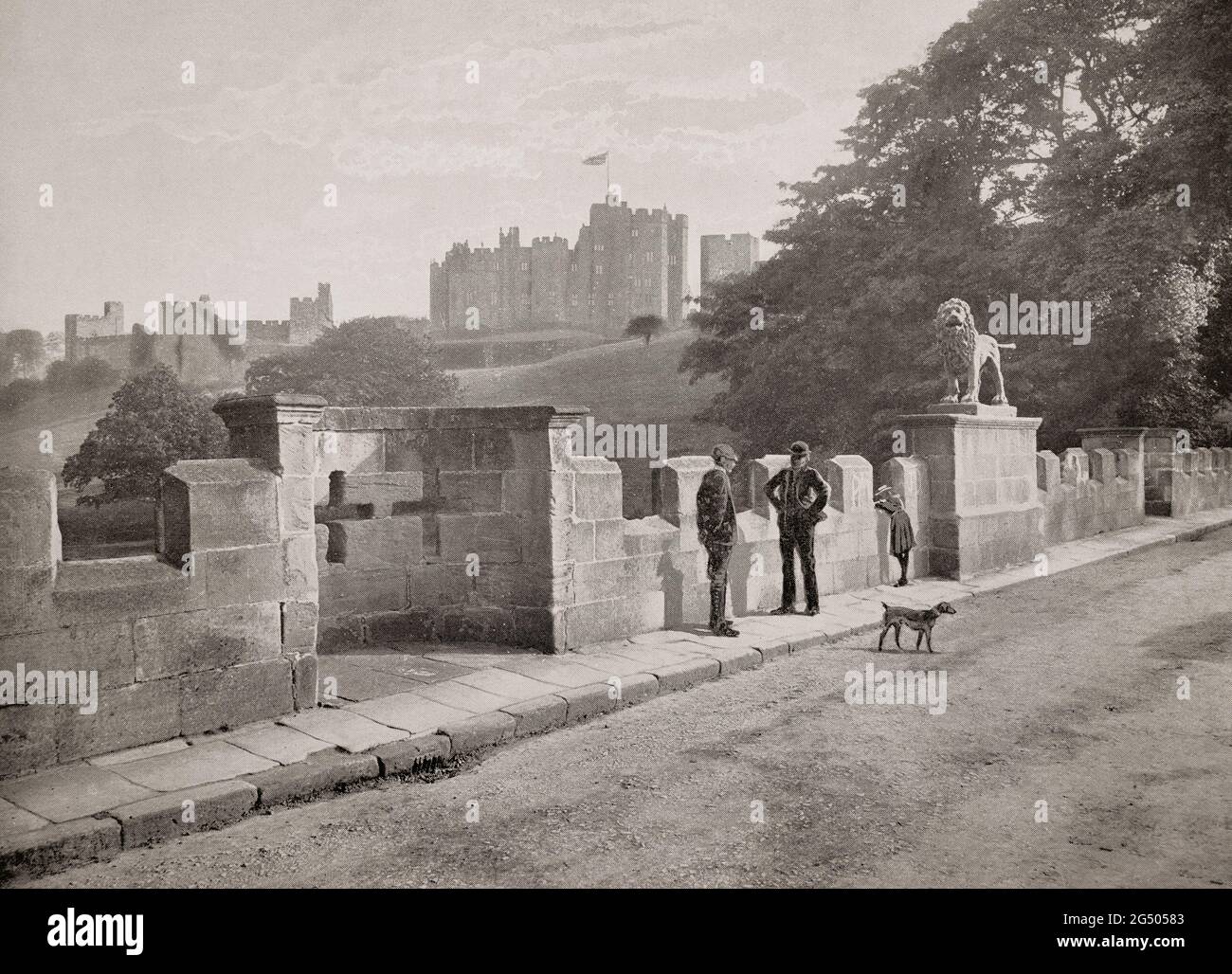 Una vista del tardo 19 ° secolo del Castello di Alnwick, una delle case del Duca di Northumberland sopra il fiume Aln dal Ponte del Leone. Prende il nome dal Leone Percy di piombo di getto scolpito da John Knowles, l'attraversamento del fiume è stato costruito da John Adam ed è un primo esempio di stile Gotico Revival, Northumberland, Inghilterra. Foto Stock