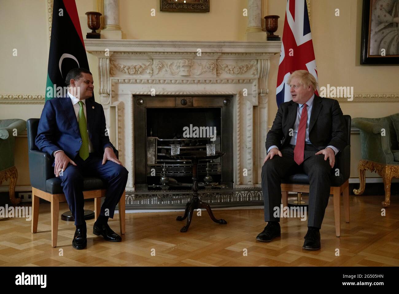 Primo Ministro Boris Johnson con il primo Ministro della Libia, Abdul Hamid Dbeibah, all'interno del 10 Downing Street, Londra, in vista di un incontro bilaterale. Data immagine: Giovedì 24 giugno 2021. Foto Stock