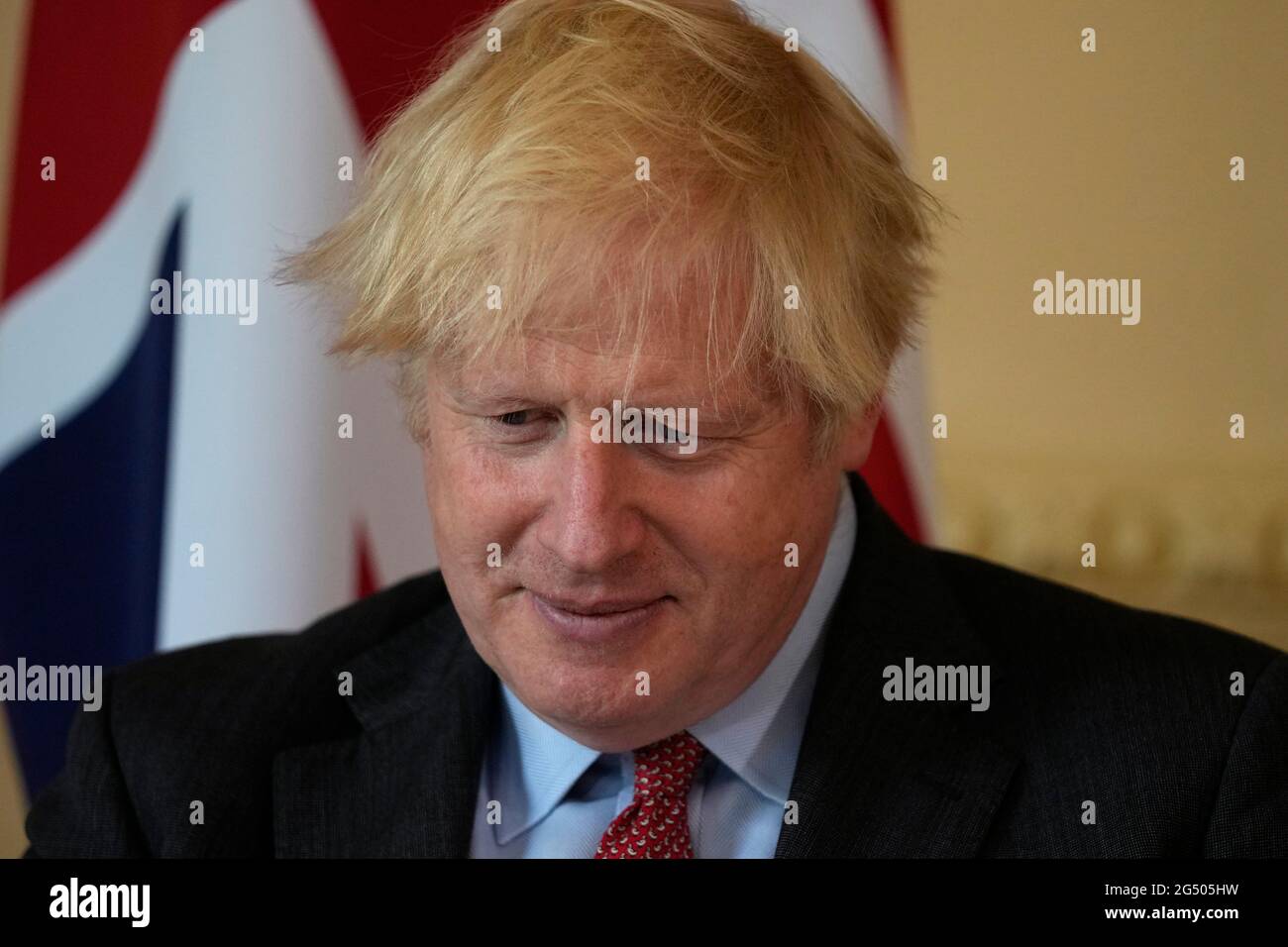 Primo Ministro Boris Johnson con il primo Ministro della Libia, Abdul Hamid Dbeibah (non visto), all'interno del 10 Downing Street, Londra, in vista di un incontro bilaterale. Data immagine: Giovedì 24 giugno 2021. Foto Stock