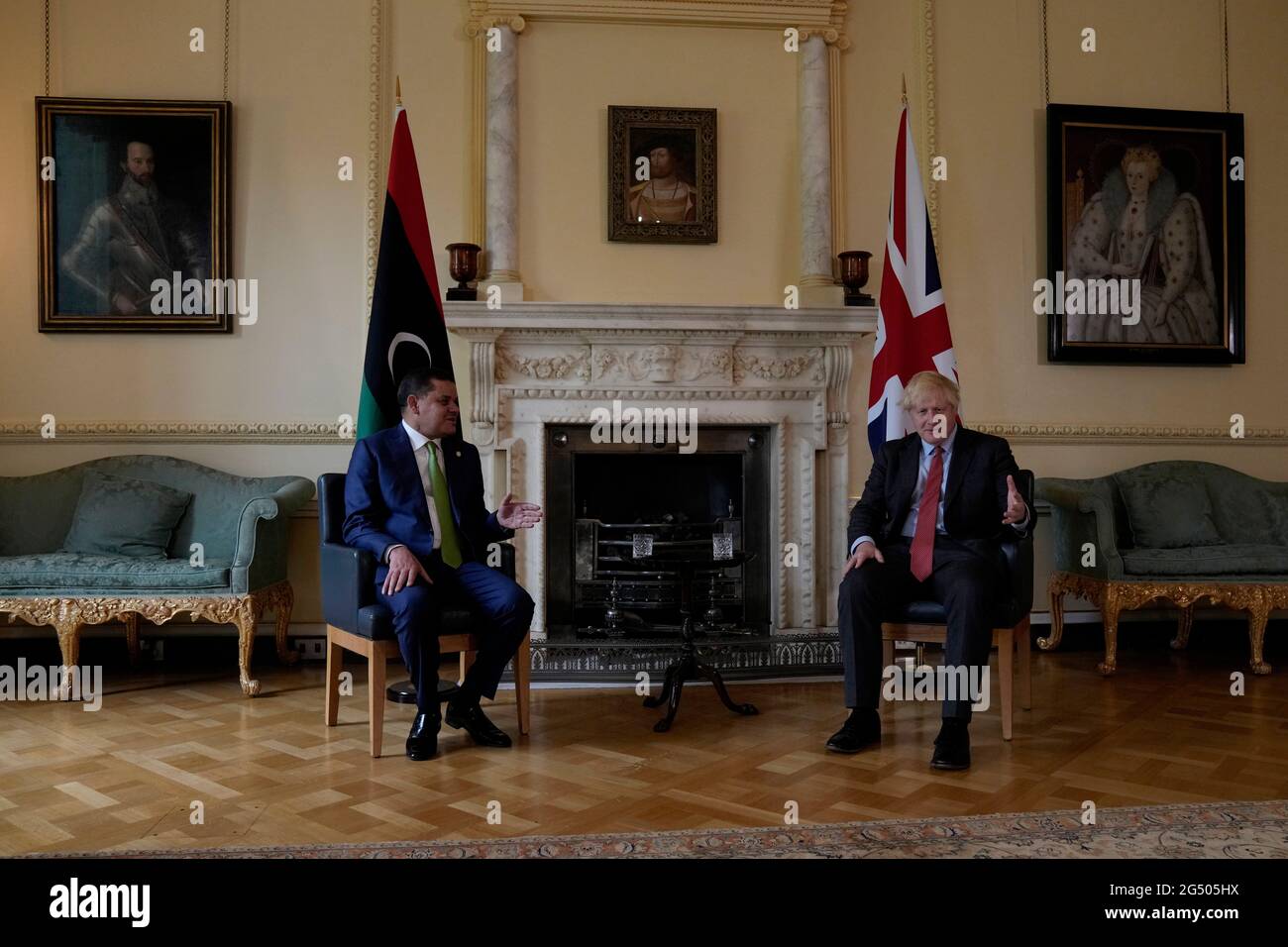 Primo Ministro Boris Johnson con il primo Ministro della Libia, Abdul Hamid Dbeibah, all'interno del 10 Downing Street, Londra, in vista di un incontro bilaterale. Data immagine: Giovedì 24 giugno 2021. Foto Stock