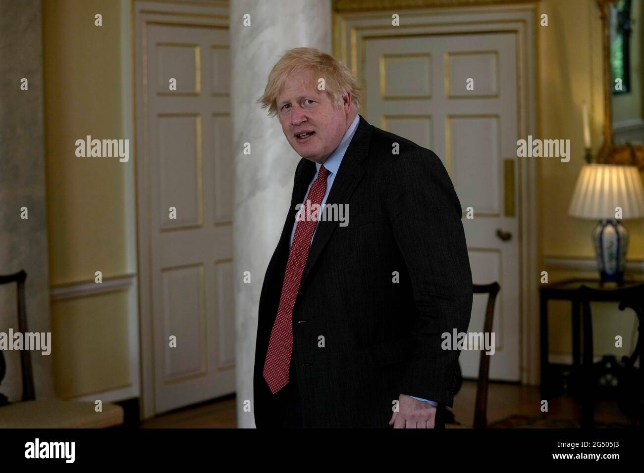 Il primo Ministro Boris Johnson arriva in vista di un incontro bilaterale con il primo Ministro della Libia, Abdul Hamid Dbeibah, all'interno di 10 Downing Street, Londra. Data immagine: Giovedì 24 giugno 2021. Foto Stock