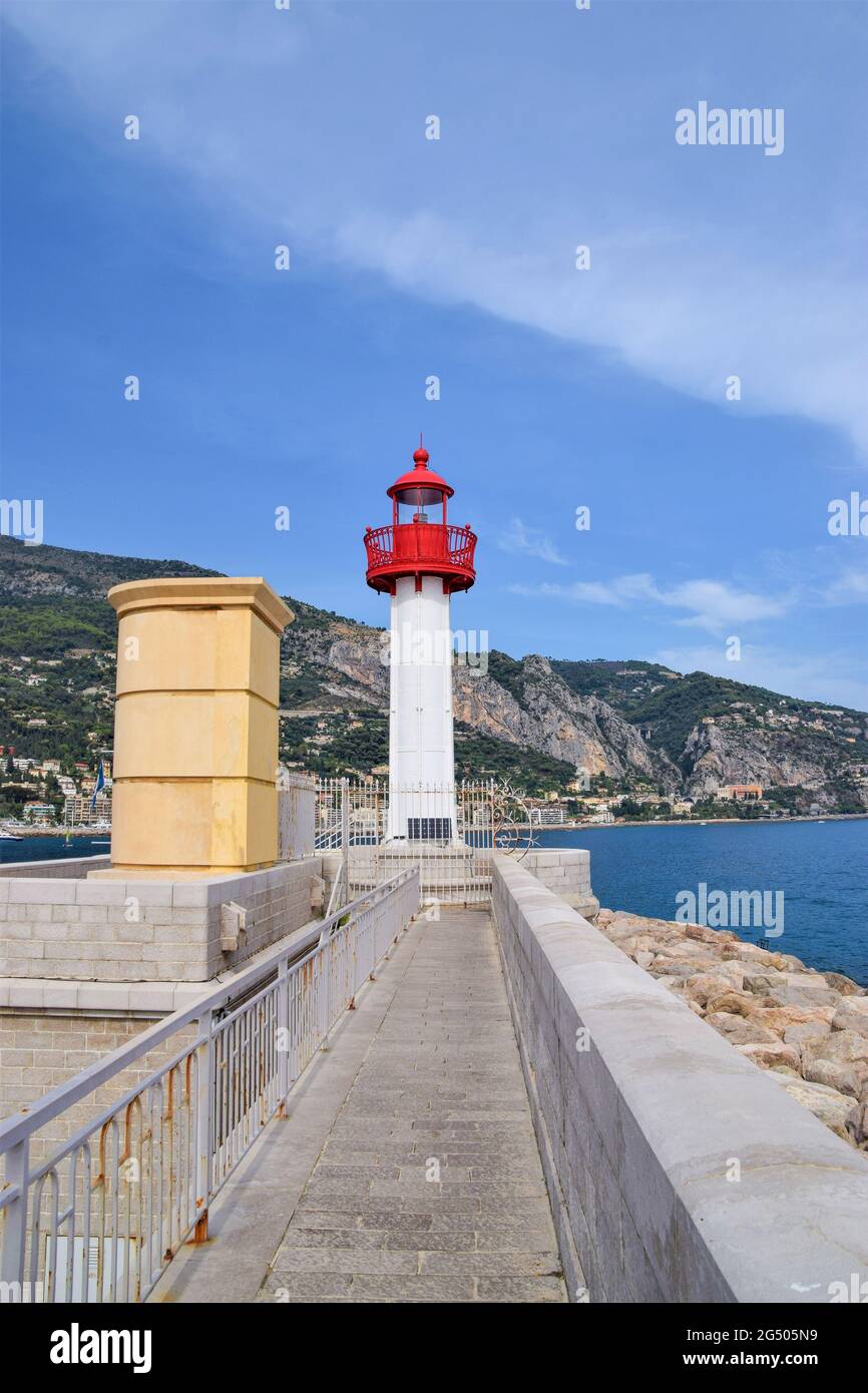 Faro nel porto di Menton, a sud della Francia Foto Stock