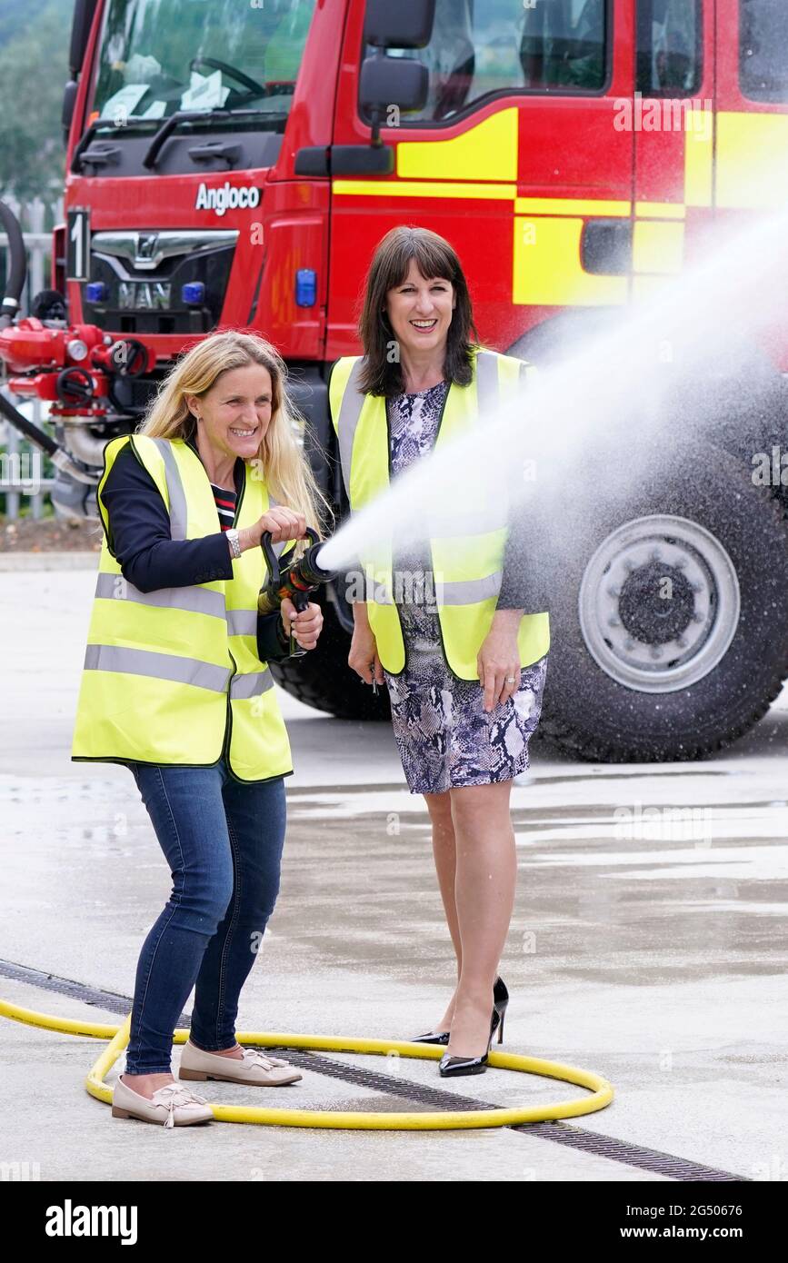 Il cancelliere ombra Rachel Reeves (a destra) con il candidato laburista nella by-elezione di Batley e Spen, Kim Leadbeater, durante una visita ad Angloco, che produce motori antincendio e veicoli di salvataggio utilizzati in tutto il paese e il mondo, mentre sulla pista della campagna prima delle by-elezioni del 1 luglio. Data immagine: Giovedì 24 giugno 2021. Foto Stock