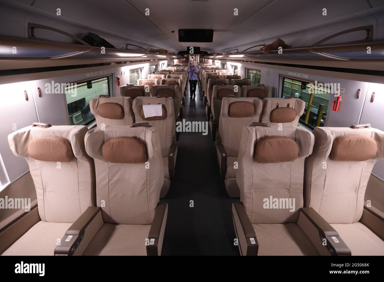 Shanghai, Cina. 24 Giugno 2021. Il nuovo tipo di bullet train Fuxing entrerà in servizio a Shanghai, Cina il 24 giugno 2021.(Photo by TPG/cnsphotos) Credit: TopPhoto/Alamy Live News Foto Stock