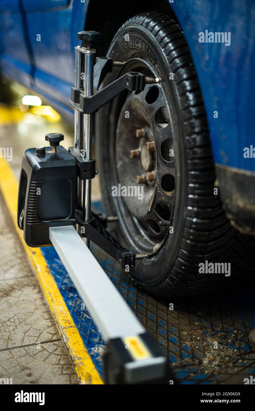 Il sensore per la regolazione di disordine-convergenza delle ruote nella vettura, lavoro nel servizio di automobile, attrezzi di automobile. Foto Stock