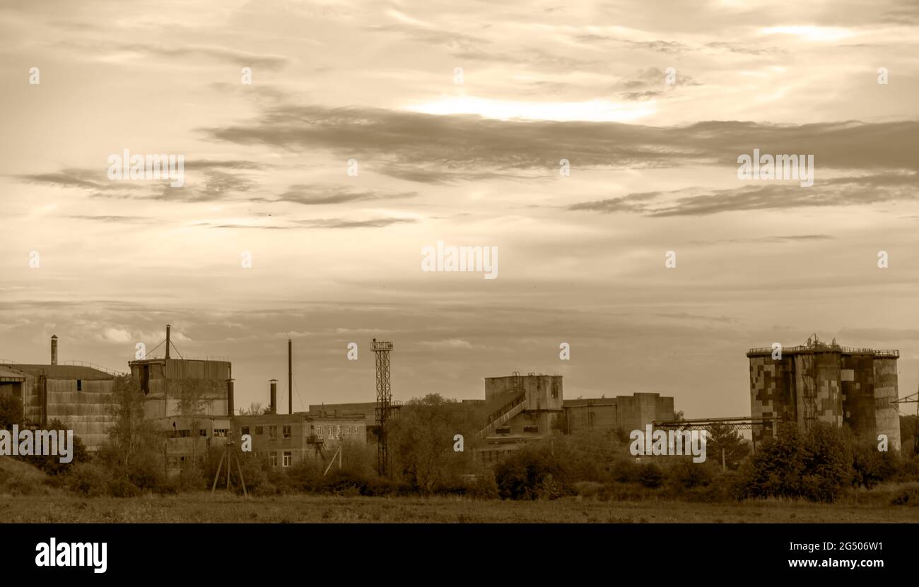 La fabbrica è in attesa di demolizione. Edificio industriale. Vecchia fabbrica abbandonata. Al tramonto Foto Stock
