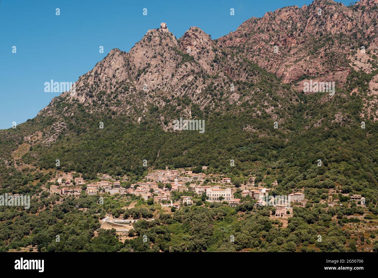 Il Villaggio di Ota sulla costa occidentale della Corsica con Capu d'Ota alle spalle Foto Stock