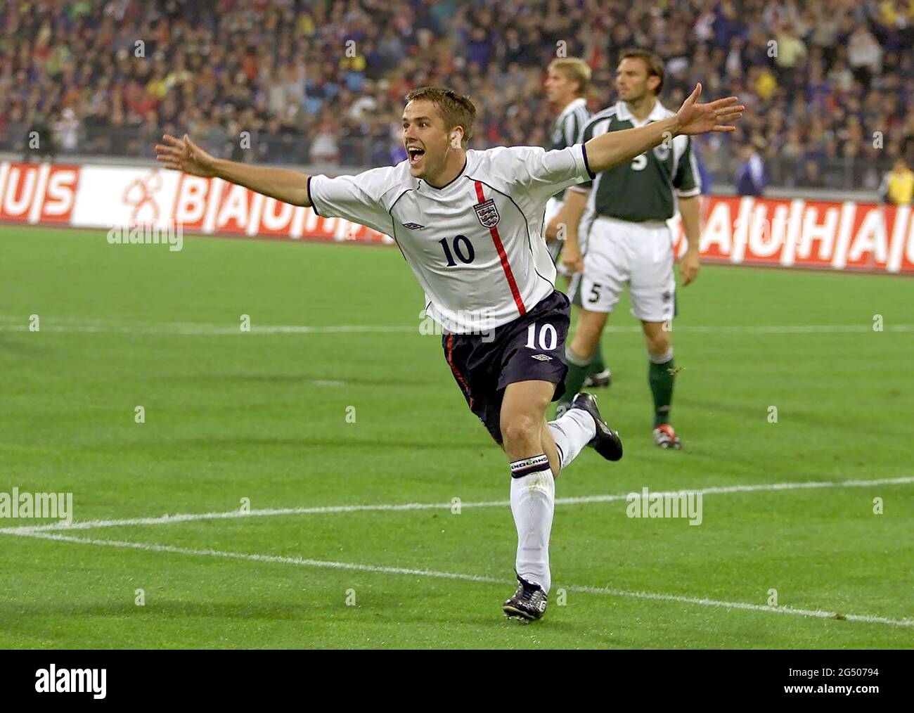MICHAEL OWEN SEGNA E CELEBRA IL 3-1 GERMANIA / INGHILTERRA - QUALIFICATORE MONDIALE DI COPPA, MONACO DI BAVIERA. IMMAGINE 1/09/2001 : MARK PAIN / ALAMY Foto Stock