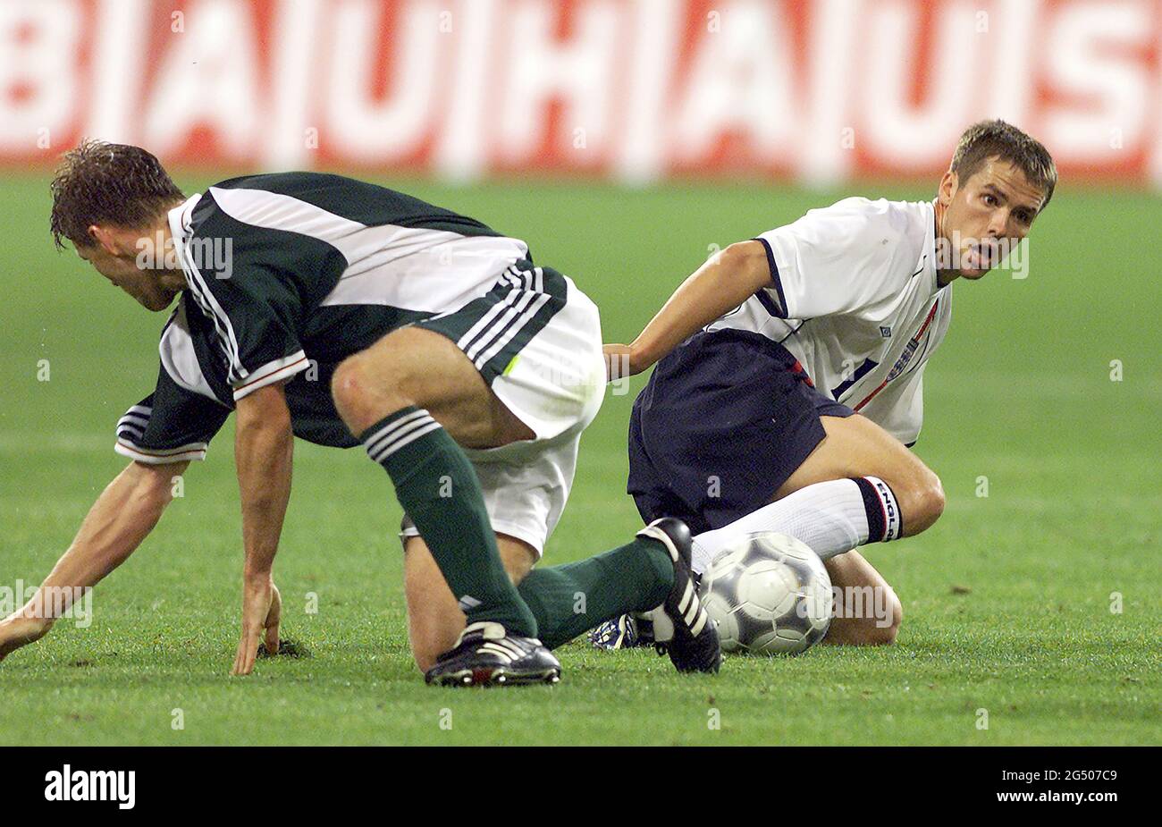 FILE : 24 GIUGNO 2021. LA GERMANIA SUONERÀ IN INGHILTERRA IL 29 GIUGNO 2021 PER LA UEFA EURO 2020. LA FOTO ORIGINALE È STATA SCATTATA IL 1 SETTEMBRE 2001 MICHAEL OWEN GERMANIA / INGHILTERRA - QUALIFICATORE MONDIALE DI COPPA, MONACO. IMMAGINE 1/09/2001 : MARK PAIN / ALAMY Foto Stock