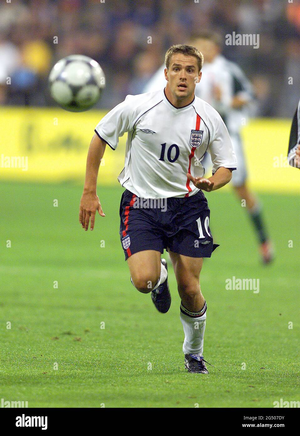 FILE : 24 GIUGNO 2021. LA GERMANIA SUONERÀ IN INGHILTERRA IL 29 GIUGNO 2021 PER LA UEFA EURO 2020. LA FOTO ORIGINALE È STATA SCATTATA IL 1 SETTEMBRE 2001 MICHAEL OWEN GERMANIA / INGHILTERRA - QUALIFICATORE MONDIALE DI COPPA, MONACO. IMMAGINE 1/09/2001 : MARK PAIN / ALAMY Foto Stock