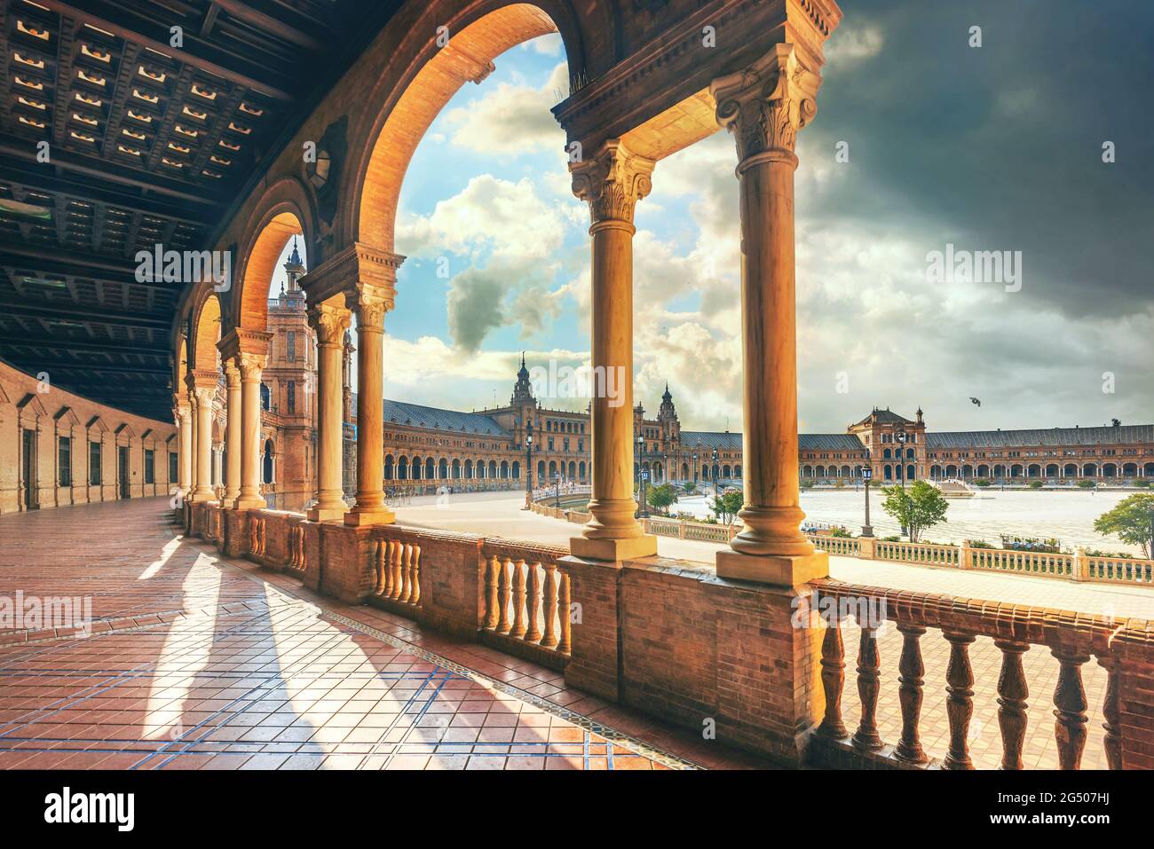 Vista panoramica dalla galleria della famosa Plaza de Espana (Piazza di Spagna). Siviglia, Andalusia, Spagna Foto Stock