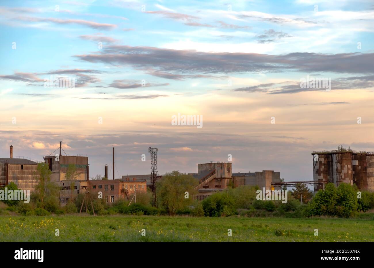 Vecchio edificio. Un impianto industriale che non opera da molto tempo e che attende la demolizione. Stabilimento di zolfo. Foto Stock