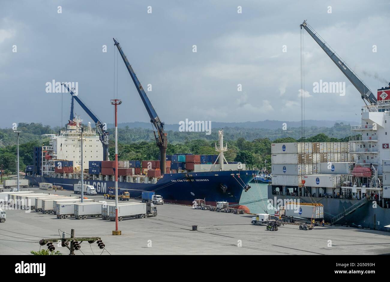 Navi portacontainer nel porto caraibico di Moin, Costa Rica. Foto Stock