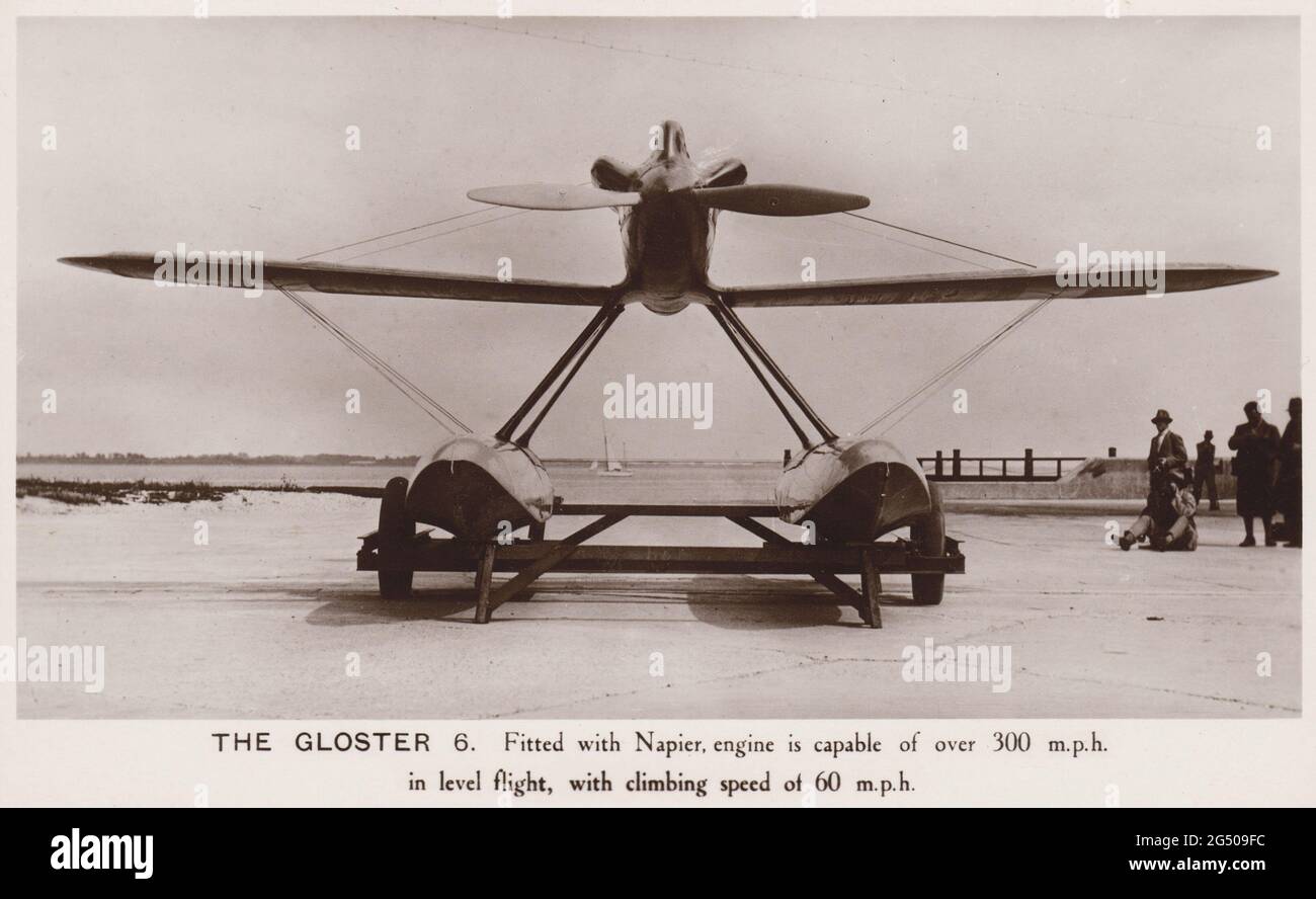 Una cartolina d'epoca intitolata "The Gloster 6. Con Napier, il motore è in grado di superare i 300 km/h in volo in piano, con una velocità di salita di 60 km/h." Il Gloster VI era un idrovolante da corsa sviluppato come concorrente per lo Schneider Trophy 1929 dalla Gloster Aircraft Company. Foto Stock