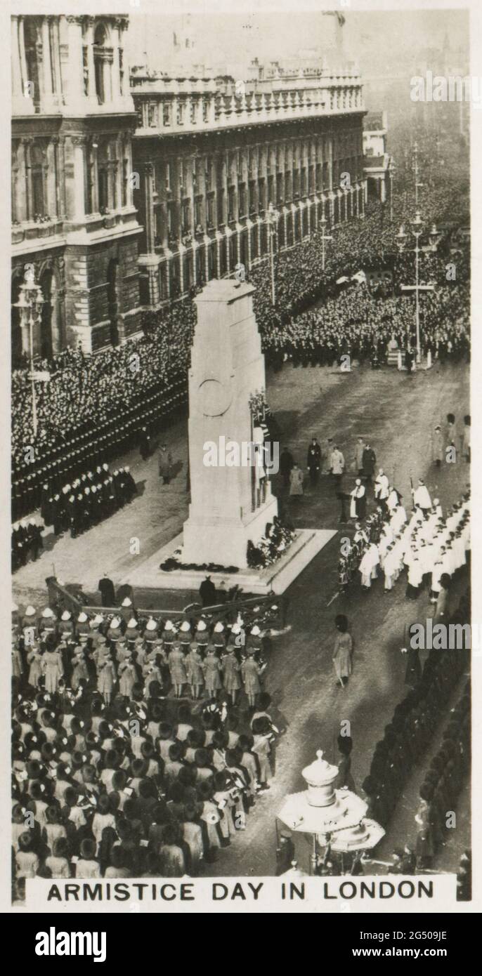 ‘Homeland Events’ W.D. E H.O. Wills sigaretta dal titolo "Armistice Day a Londra". "La Giornata della memoria, 11 novembre, anniversario della Giornata dell'Armistizio, si osserva con grande solennità a Londra, e la foto mostra una visione generale della cerimonia al Cenotafh. Moltitudini si prestano a rendere omaggio alla memoria dei nostri gloriosi morti durante i due minuti di silenzio". Pubblicato nel 1932. Foto Stock