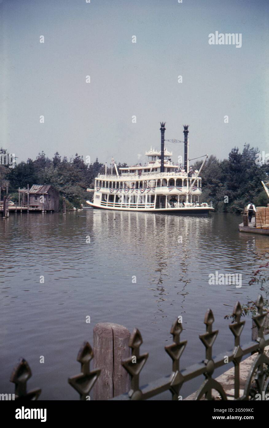 Disneyland, California, 1959. Il battello fluviale Mark Twain sui fiumi d'America in arrivo su Frontierland. Sulla sinistra si trova Tom Sawyer's Island. Foto Stock
