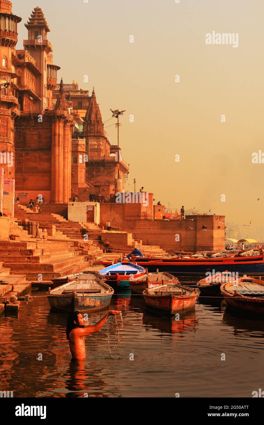 VARANASI, UTTAR PRADESH, INDIA - FEBBRAIO 02 2021: L'uomo indiano che bagna e fa offerte al fiume Gange a Varanasi, Uttar Pradesh, India Foto Stock