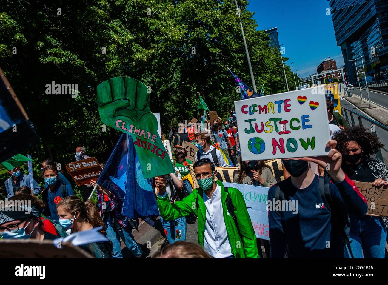 L'Aia, Paesi Bassi. 24 Giugno 2021. Gli studenti marciano per strada durante la dimostrazione.in questo giorno, 6 anni fa è stata pronunciata la sentenza Urgenda, il giudice ha poi stabilito che il governo olandese potrebbe emettere il 25% in meno di CO2 nel 2020. Poiché le organizzazioni 'venerdì per il futuro? E 'BO per il clima? Ritengono che il governo olandese non stia rispettando il verdetto, è stato chiesto agli studenti e ai giovani di scioperarsi oggi, di chiedere al governo olandese di adempiere i suoi impegni per una migliore politica climatica. Credit: SOPA Images Limited/Alamy Live News Foto Stock