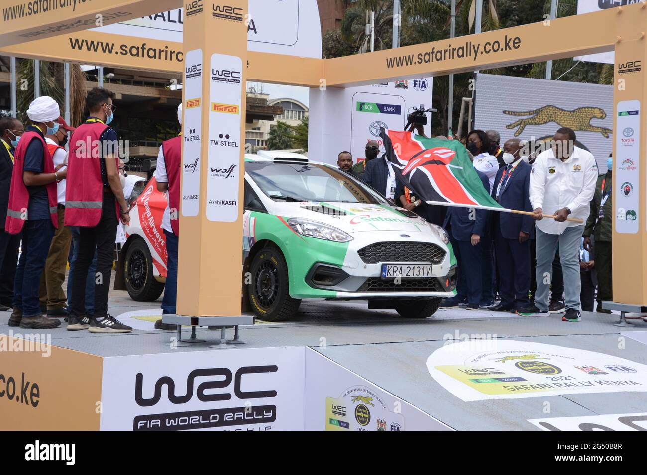 Nairobi, Kenya. 24 Giugno 2021. Il presidente keniota Uhuru Kenyatta batte il pilota keniota Hamza Anwar e il suo co-pilota Riyaz Ismail durante la cerimonia ufficiale di spionaggio della World Rally Champtionship (WRC) del 2021 nei terreni del KICC a Nairobi. Il rally si terrà a Naivasha dal venerdì alla domenica. Credit: SOPA Images Limited/Alamy Live News Foto Stock