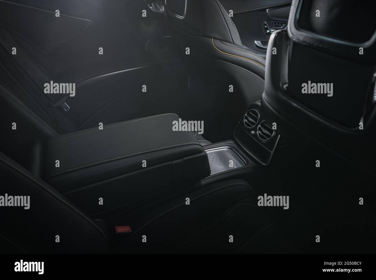 Interni di lusso in pelle nera per auto moderne. Sedili posteriori confortevoli tipo veicolo Coupé. Tema automobilistico. Foto Stock