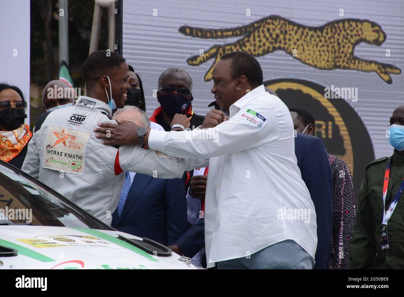 Nairobi, Kenya. 24 Giugno 2021. Il presidente keniota Uhuru Kenyatta saluta il pilota keniota McRae Kimathi durante la cerimonia ufficiale di spionaggio del World Rally Champtionship (WRC) del 2021 presso il KICC Grounds di Nairobi. Il rally si terrà a Naivasha dal venerdì alla domenica. (Foto di Dennis Sigwe/SOPA Images/Sipa USA) Credit: Sipa USA/Alamy Live News Foto Stock