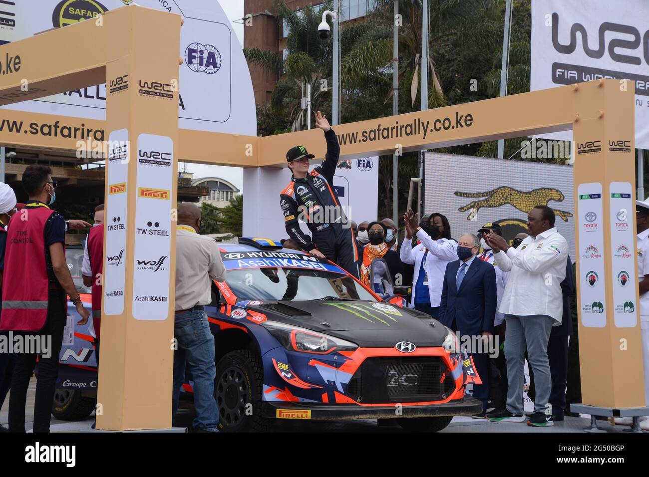 Nairobi, Kenya. 24 Giugno 2021. Il pilota norvegese Oliver Solberg salta alla folla dalla sua auto come presidente del Kenya Uhuru Kenyatta e FIA (Fédération Internationale de l'Automobile) il presidente Jean Todt guarda durante la cerimonia ufficiale di sfogo della bandiera del Campionato Mondiale Rally (WRC) del 2021 ai terreni del KICC a Nairobi. Il safari rally fa una rimonta dopo 19 anni di pausa. (Foto di Dennis Sigwe/SOPA Images/Sipa USA) Credit: Sipa USA/Alamy Live News Foto Stock