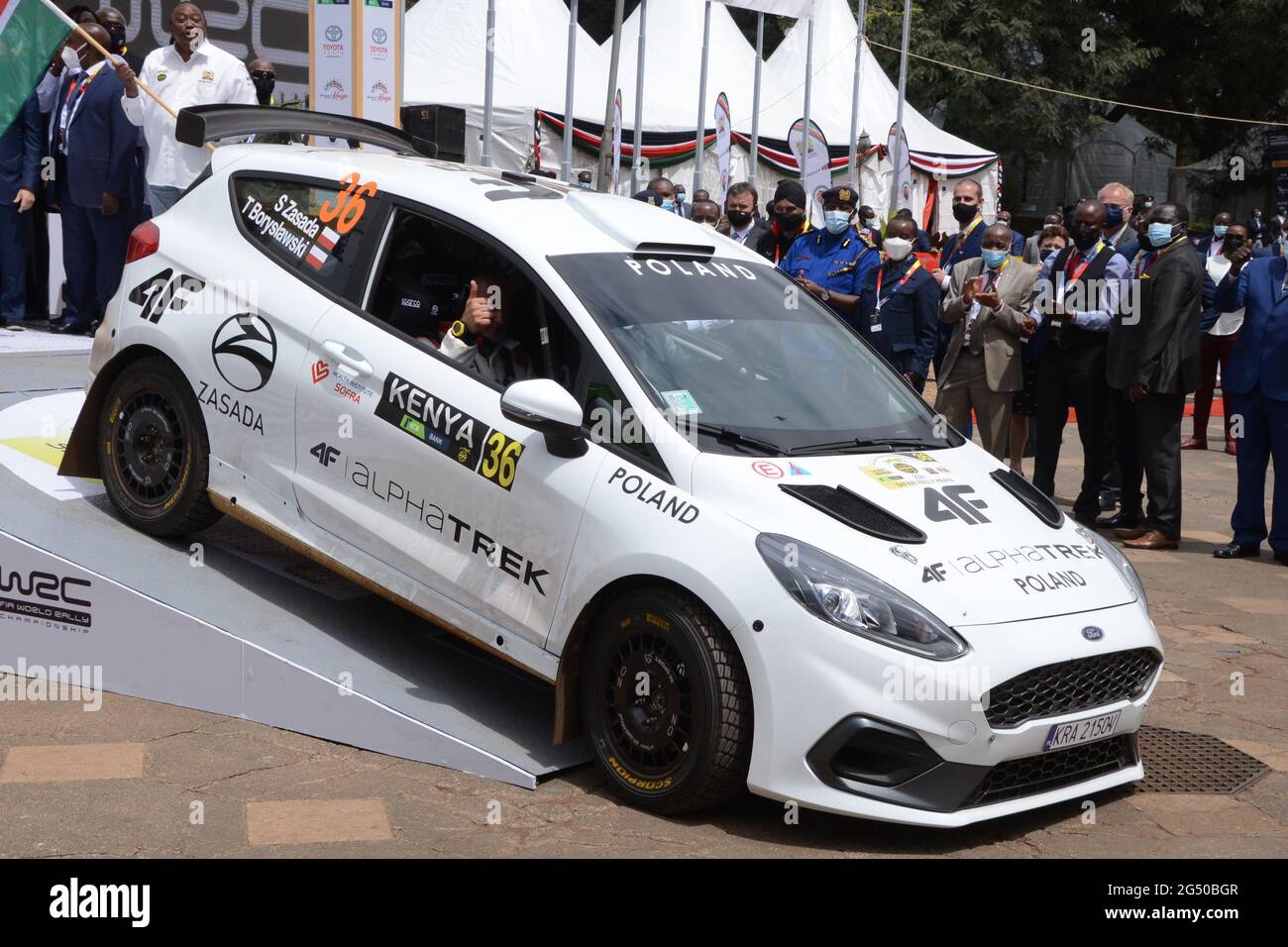 Nairobi, Kenya. 24 Giugno 2021. L'ex pilota polacco Sobieslaw Zasada, visto in compagnia del suo co-pilota Tomas Boryslawaski ondeggia mentre esce dai terreni del KICC durante la cerimonia ufficiale di chiusura della bandiera del Campionato Mondiale Rally (WRC) 2021 da parte del presidente del Kenya Uhuru Kenyatta. (Foto di Dennis Sigwe/SOPA Images/Sipa USA) Credit: Sipa USA/Alamy Live News Foto Stock