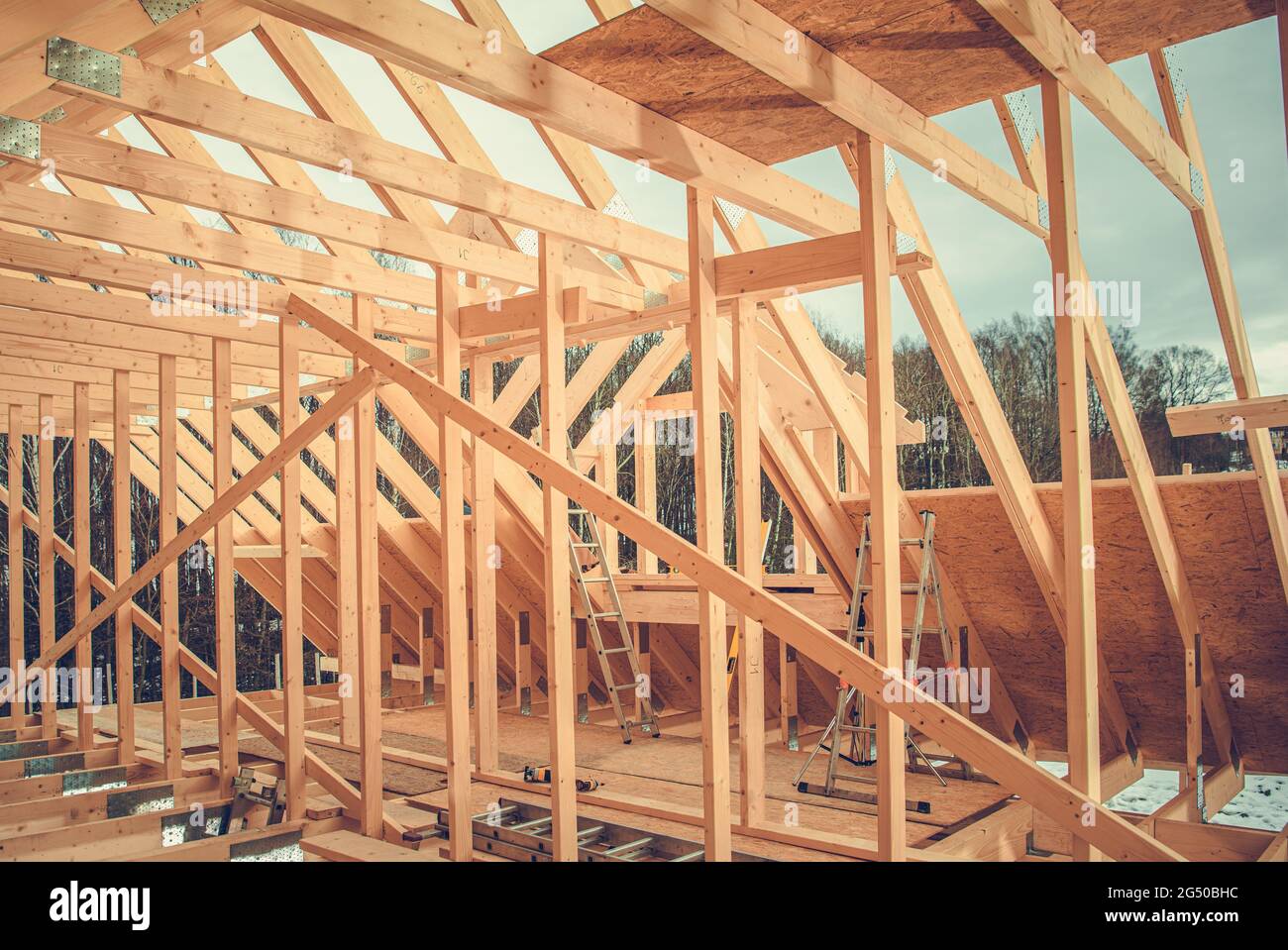 Struttura di scheletro di legno di recente costruzione. Tema dell'industria delle costruzioni. Foto Stock