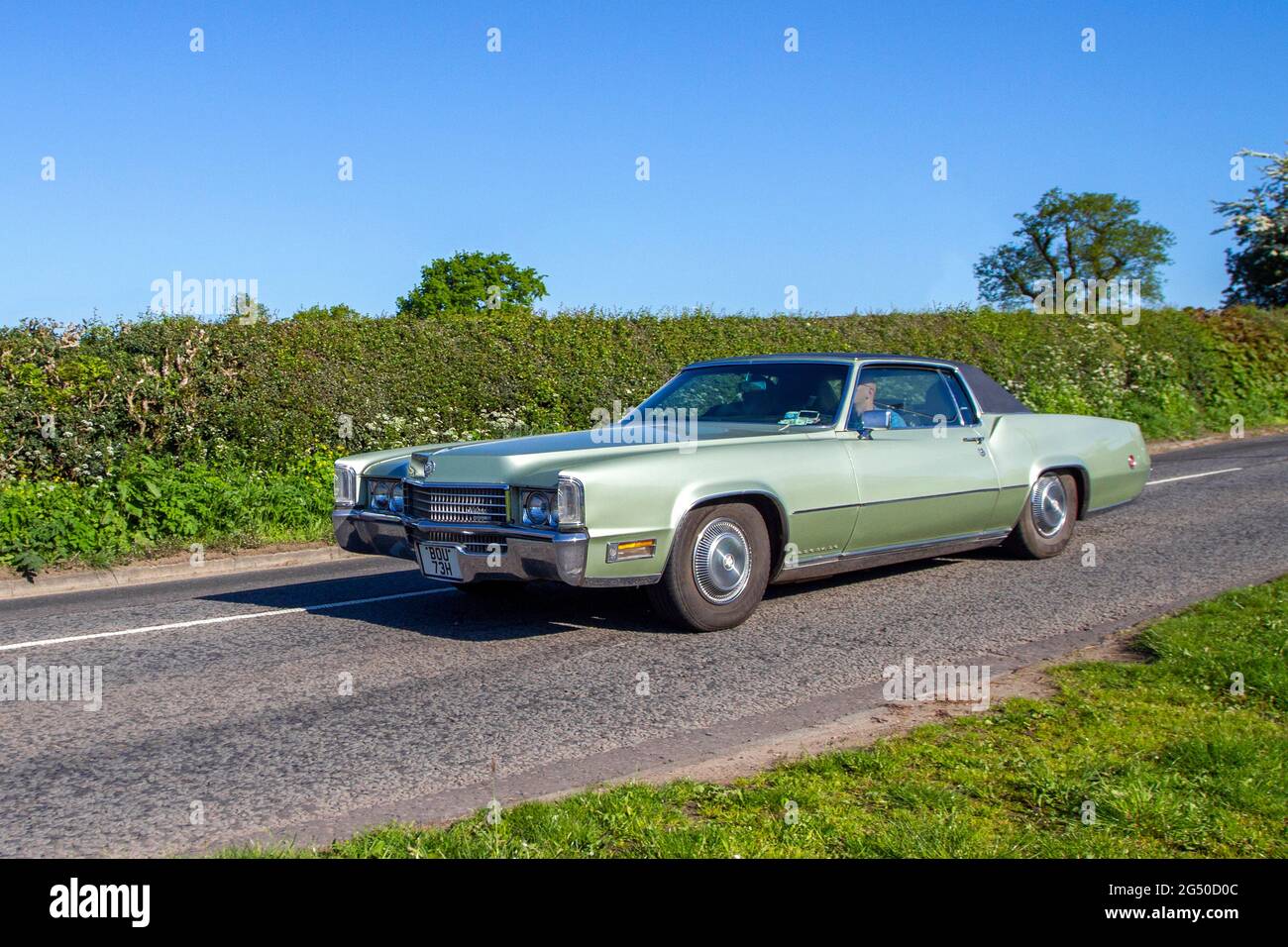 1970 70s 1970 Green American Cadillac Eldorado 8200cc in rotta per Capesthorne Hall Classic May car show, Cheshire, UK Foto Stock