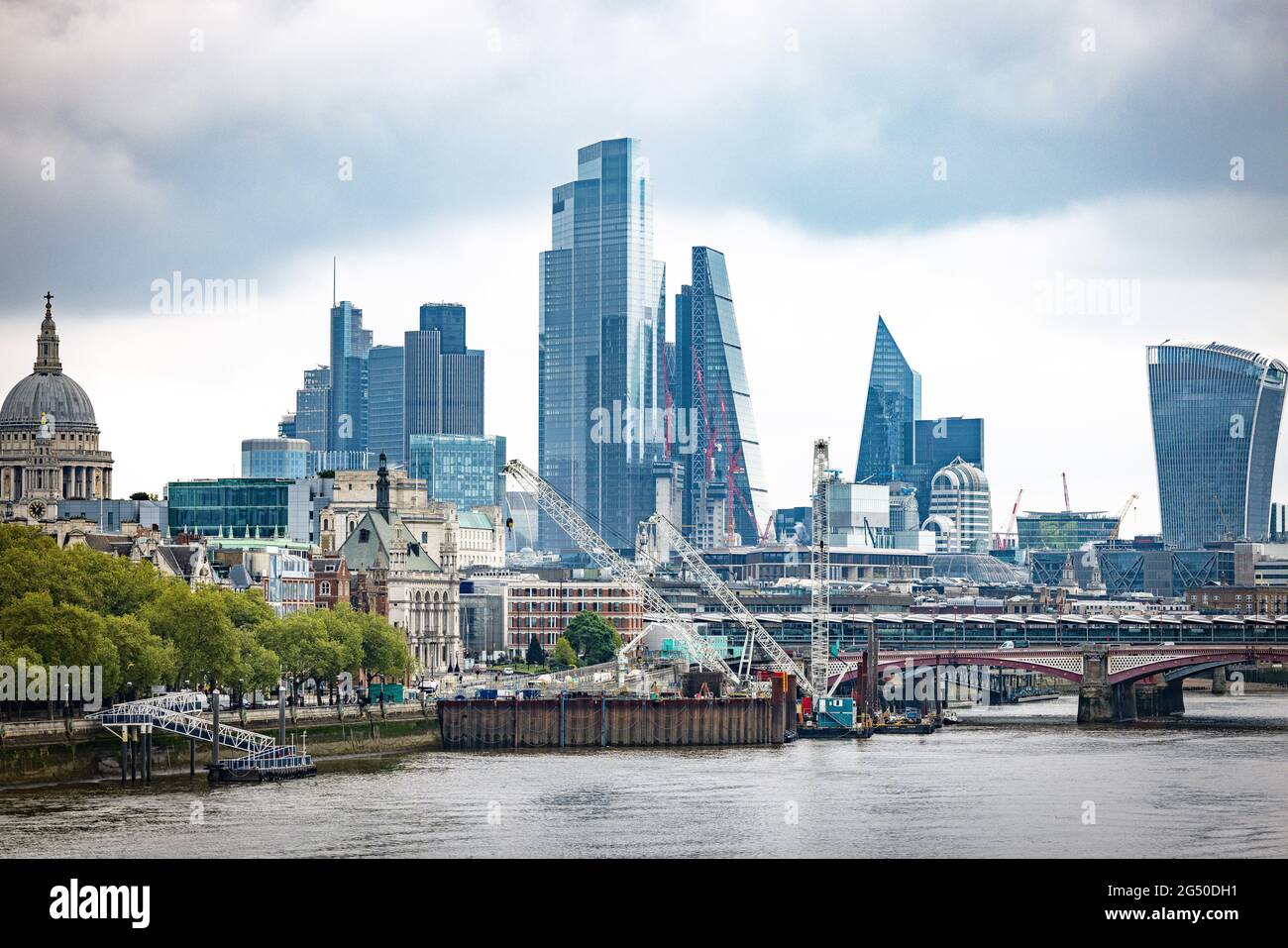 Un ponte sull'acqua con una città sullo sfondo Foto Stock