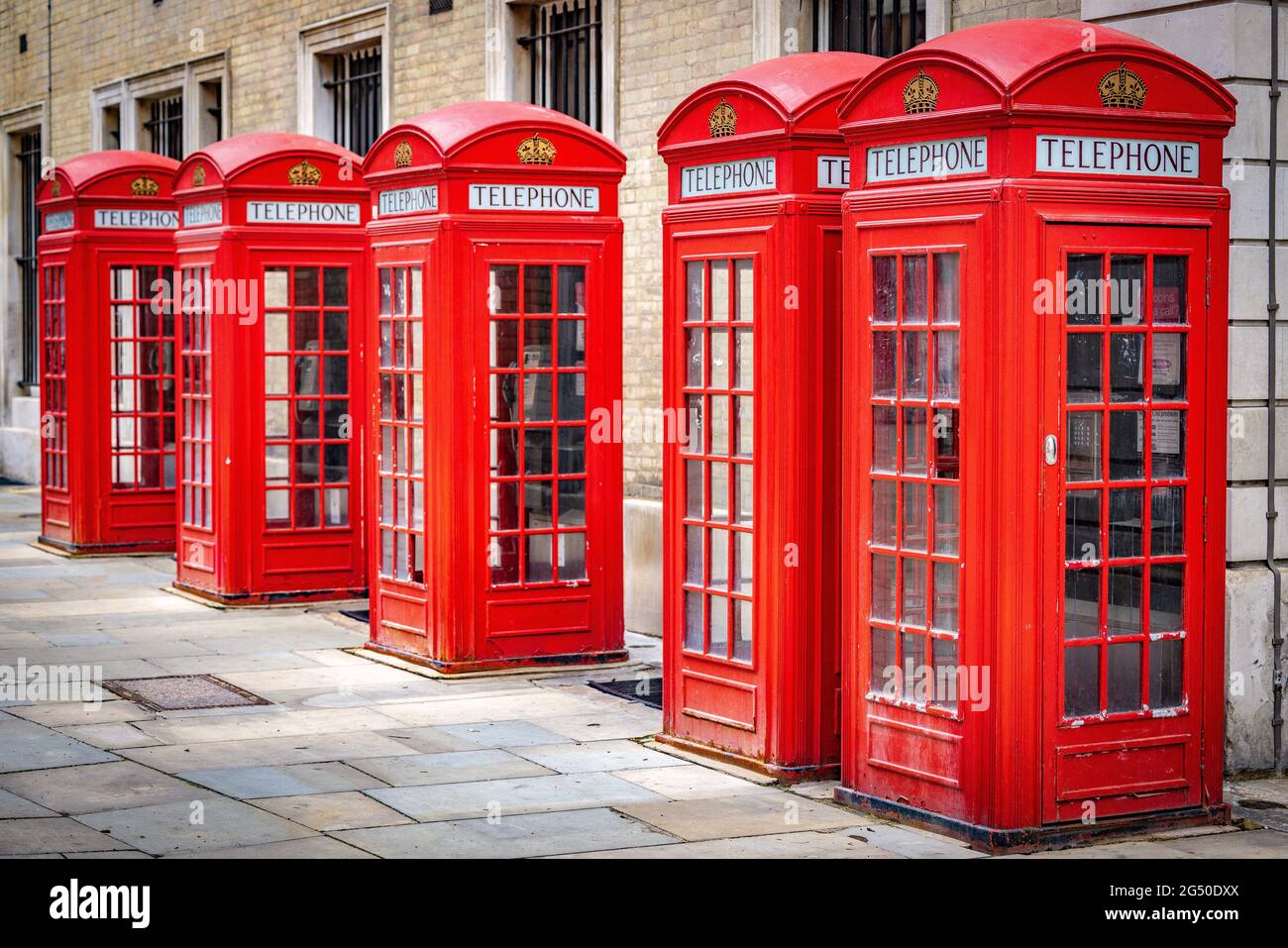 Una cabina su un edificio in mattoni Foto Stock