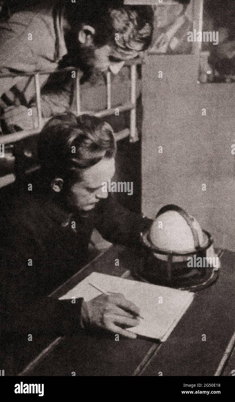 Periodo della seconda guerra mondiale. Nazi German Navy (Kriegsmarine tedesco) l'equipaggio di un sottomarino tedesco che scroscia le profondità e gli spazi dell'Atlantico. 19 Foto Stock