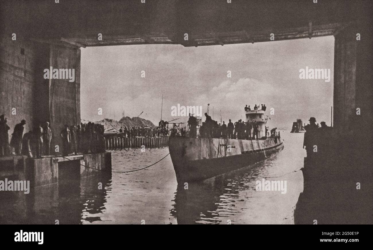 Periodo della seconda guerra mondiale dalla propaganda nazista tedesca. La U-boat del tedesco Kriegsmarine torna ad un molo di riparazione dopo un raid nell'Atlantico. Francia. Foto Stock